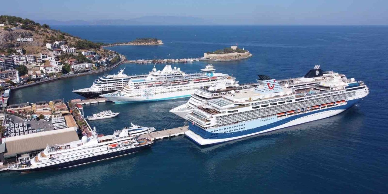 Kuşadası’nda çifte bayram