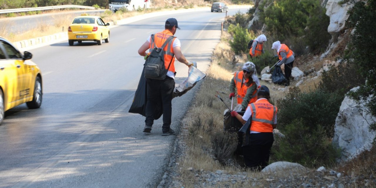 Bodrum, araçlardan atılan çöplerden arındırılıyor