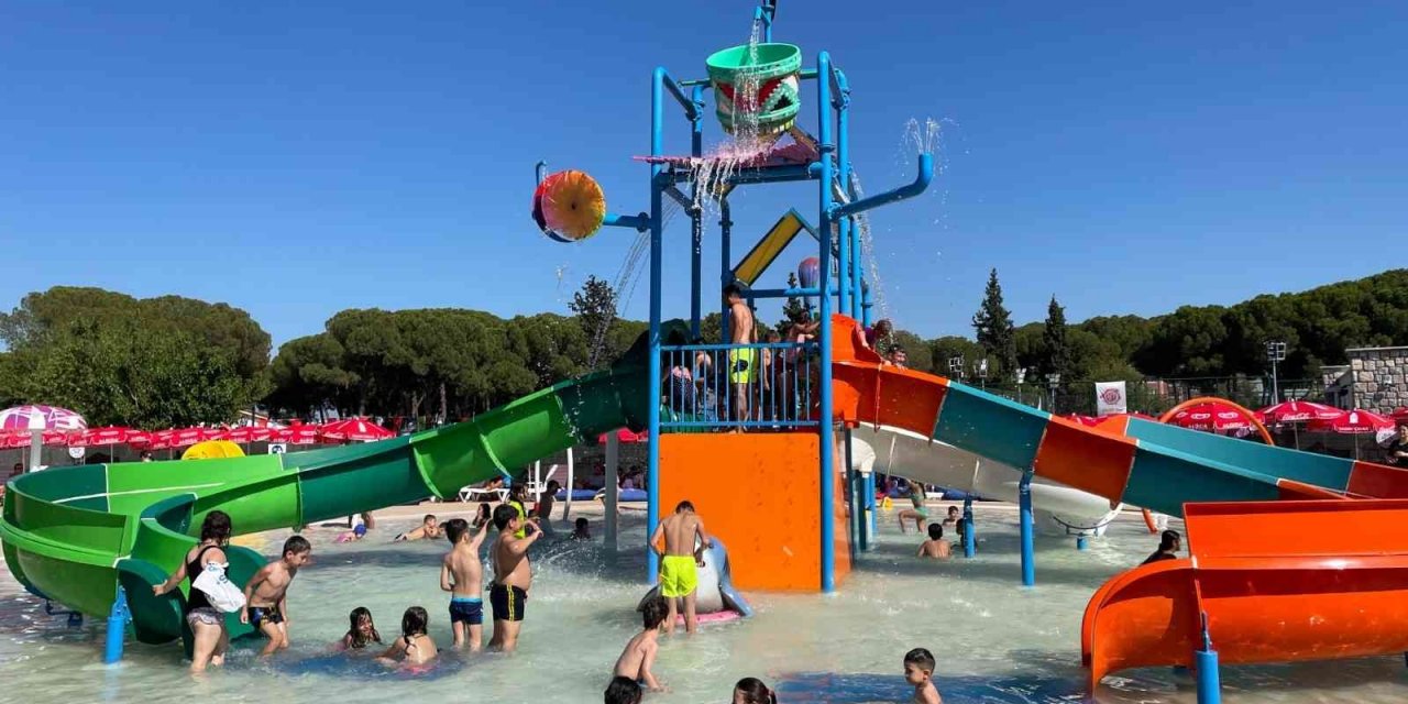 Aydınlı çocuklar bayram coşkusunu aquaparkta yaşadı