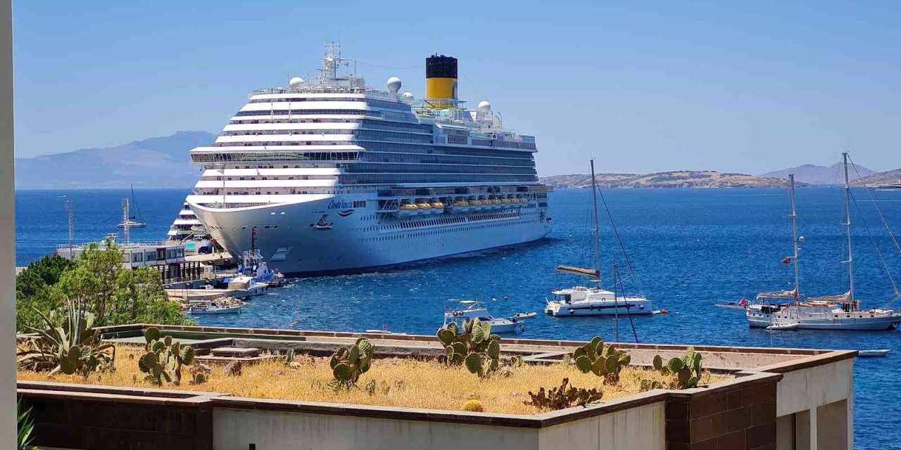 323 metre uzunluğundaki dev gemi, bir kez daha Bodrum’da