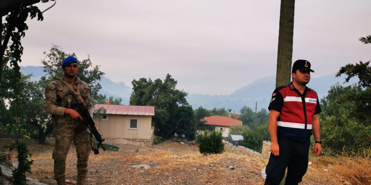 Askerler tahliye edilen evlerin önünde tedbir amaçlı nöbet tutuyor