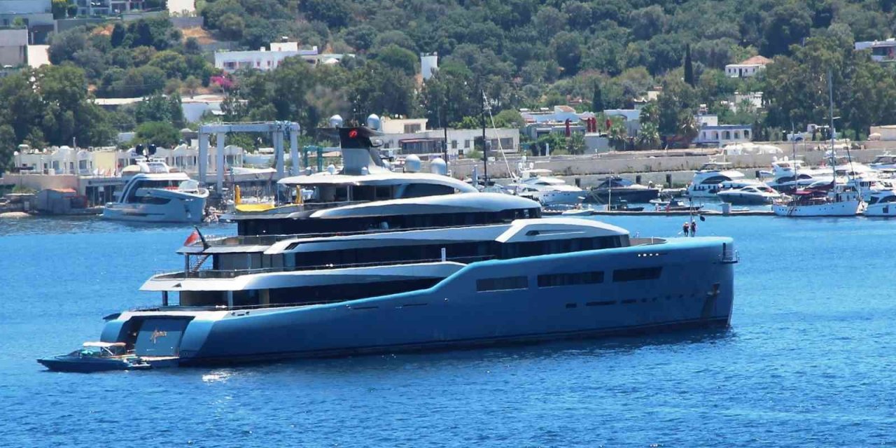 Joe Lewis’in 150 milyon dolarlık yatı Bodrum’a demir attı