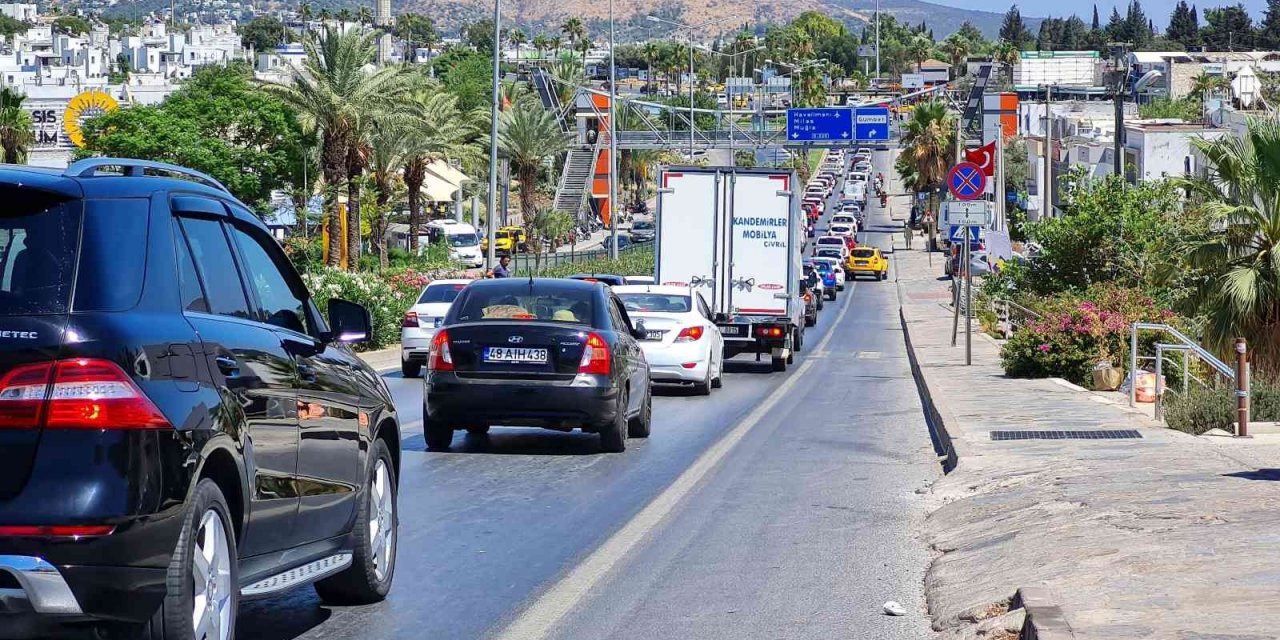 Bodrum’da dönüş yolunda 10 kilometrelik araç kuyruğu oluştu