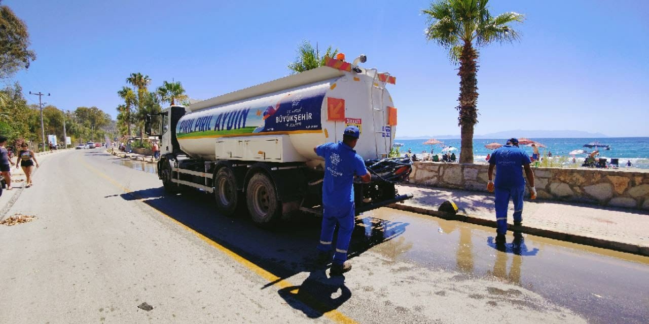 Kuşadası’nda 9 günlük bayram tatilinde plajlardan 3500 ton atık toplandı