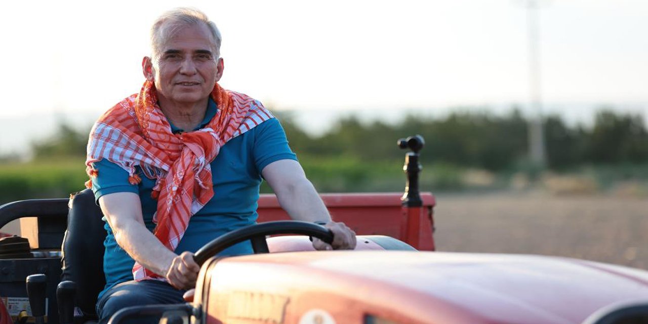 Poşuyu takıp traktörün direksiyonuna geçen Başkan, ilk tohumları toprakla buluşturdu