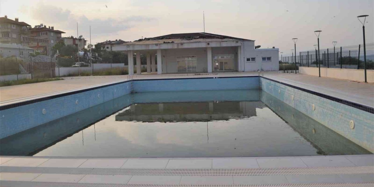 Karacasu Belediye Başkanı Erikmen’in anlamsız tutumu nedeniyle halk havuzda serinleyemiyor