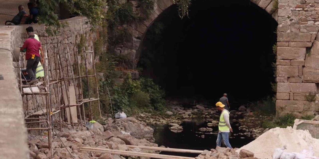 Bergama Selinos Antik Kanal’da çalışmalar hızla sürüyor