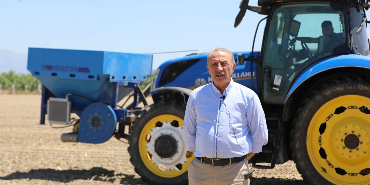 Didim Belediyesi’nin ilk ayçiçeklerini Başkan Atabay ekti