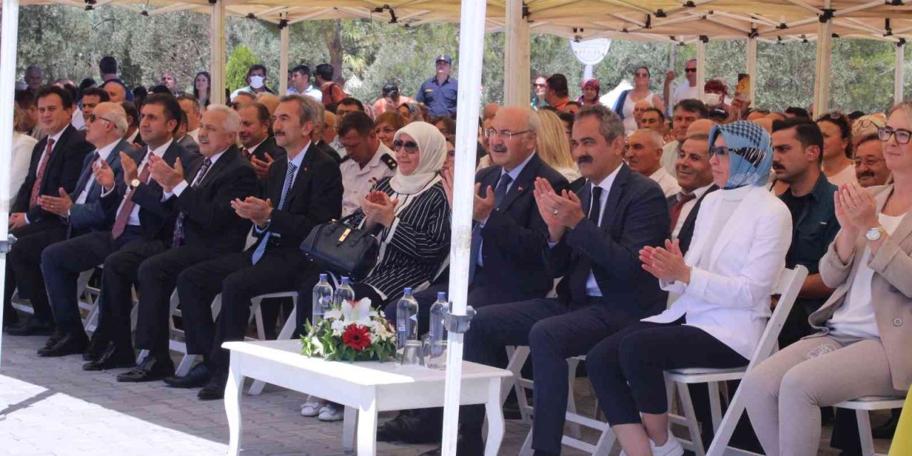 Bakan Özer, köy yaşam merkezi açtı