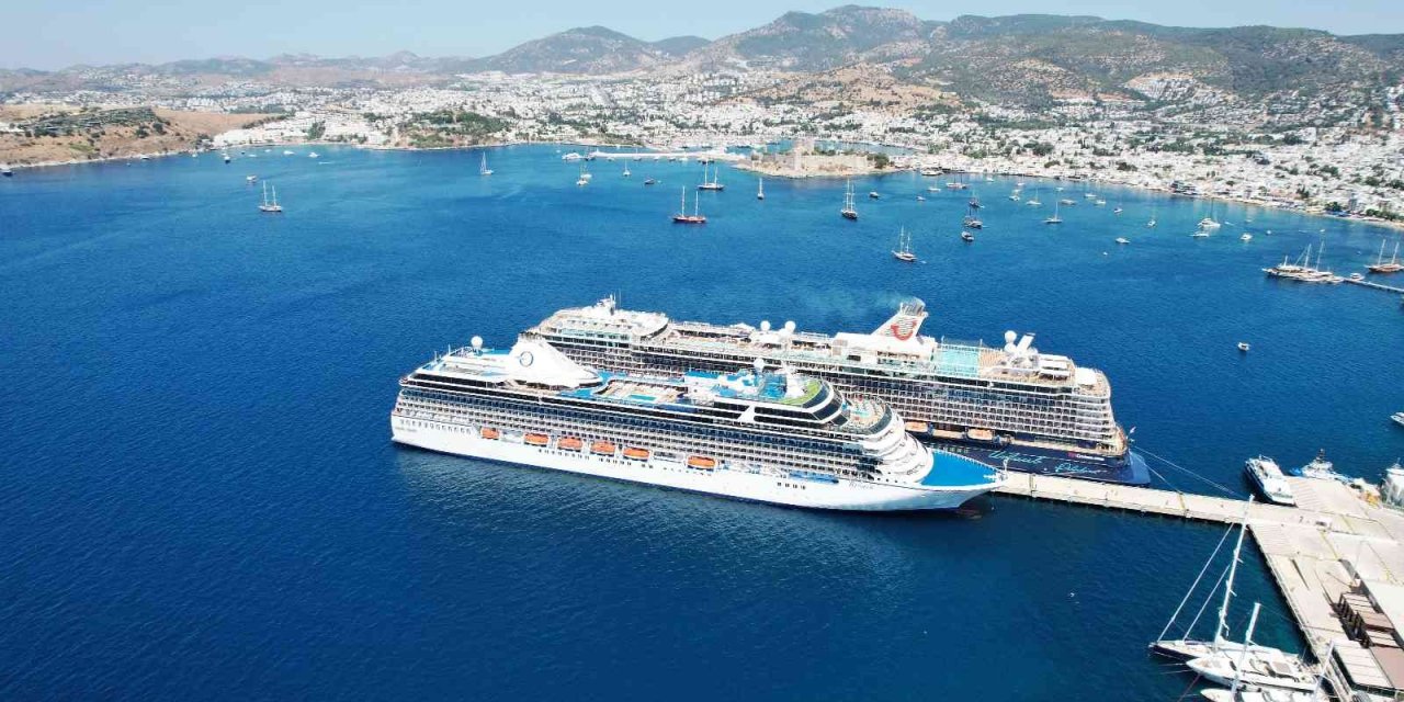 Bodrum’a 2 dev gemi birden geldi