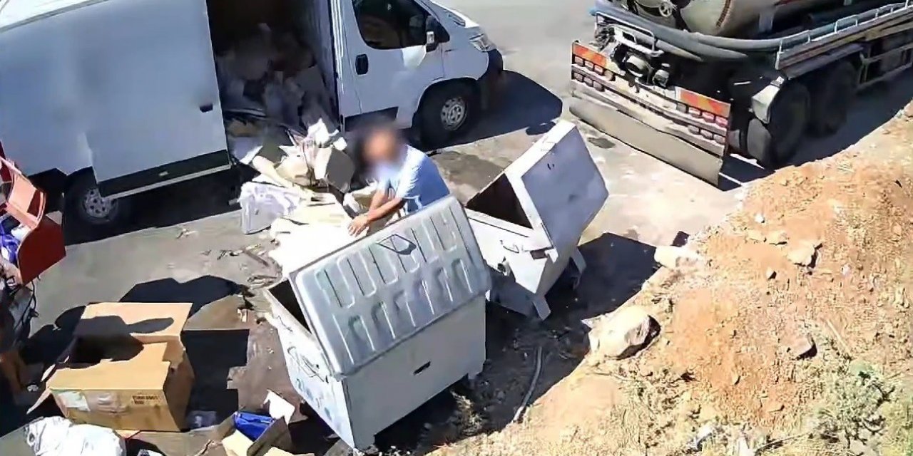 Önce attı, kameraya yakalanınca geri topladı