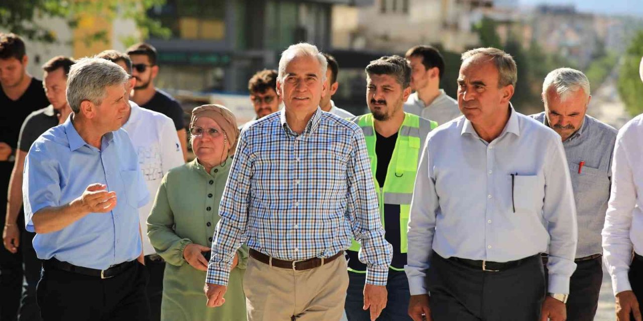 Acıpayamlılarla kucaklaşan Başkan Zolan, gençlerle futbol oynadı