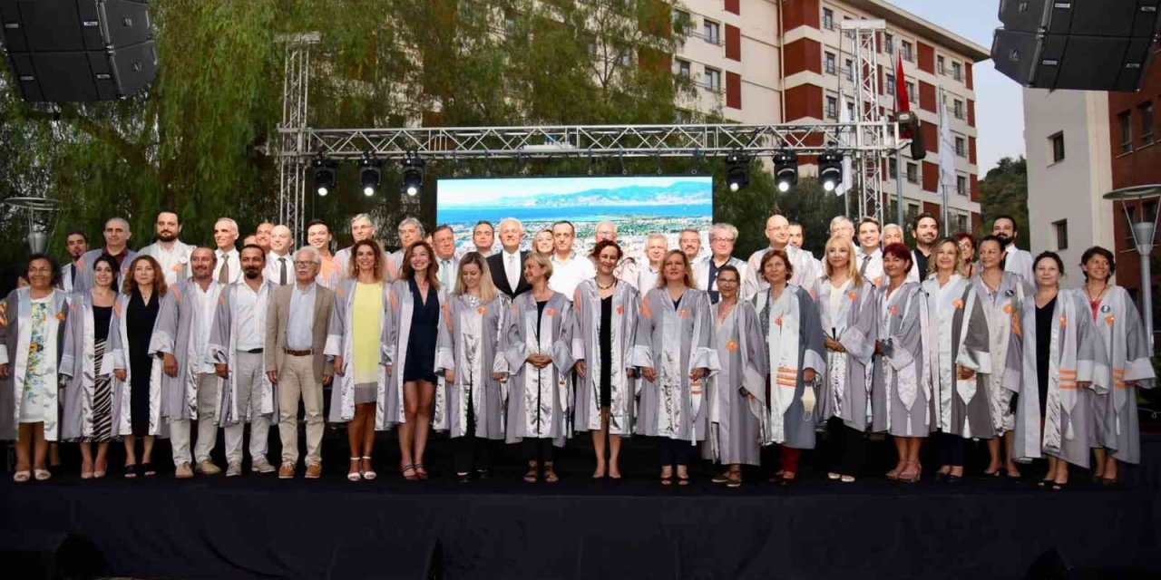 İEÜ Tıp Fakültesinin gurur gecesi: 59 akademisyen cübbelerini giydi