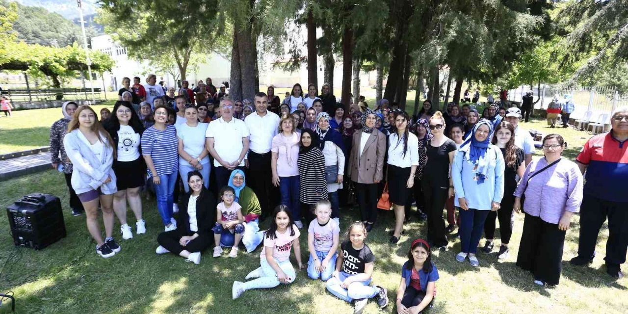 Denizli’de kadın ve çocuklar yaz kampında eğleniyor