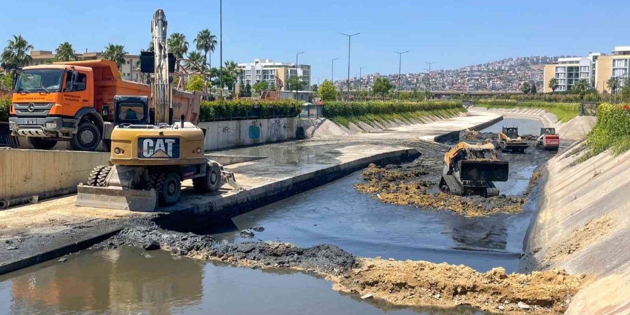 Karşıyaka’daki derelerden 5 bin 500 ton yabancı madde ve dip çamuru çıkarıldı