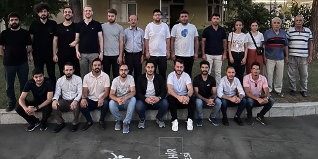 AK Parti Efeler Gençlik Kolları CHP'li Belediyenin yok saydığı camiyi kimsesiz bırakmadı