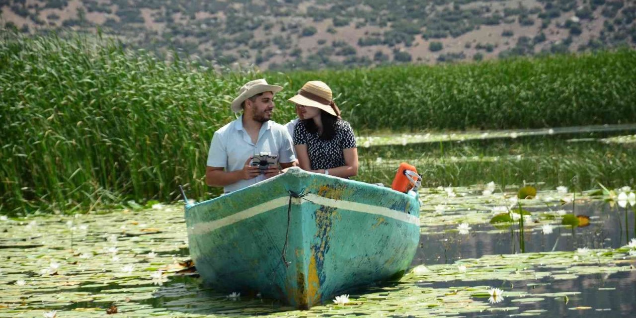 Güzelliğiyle kendine hayran bırakan Işıklı Gölü ziyaretçi akınına uğruyor