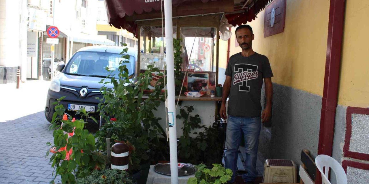 Aydınlı tostçu işyerinde kendi bahçesini oluşturdu