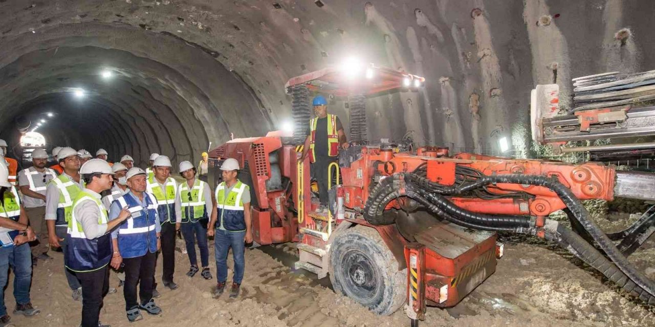 İzmir’in en uzun tünelinde yoğun tempo