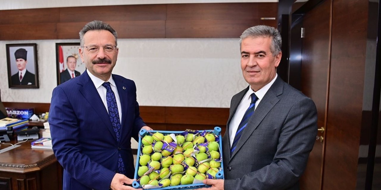 Başkan Erol, sezonun ilk incirini Vali Aksoy’a takdim etti
