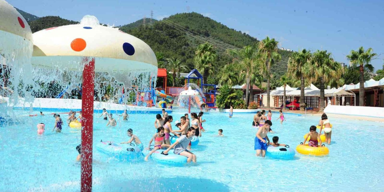 Balçovalı çocuklar yaz etkinliklerinde gönüllerince eğleniyor