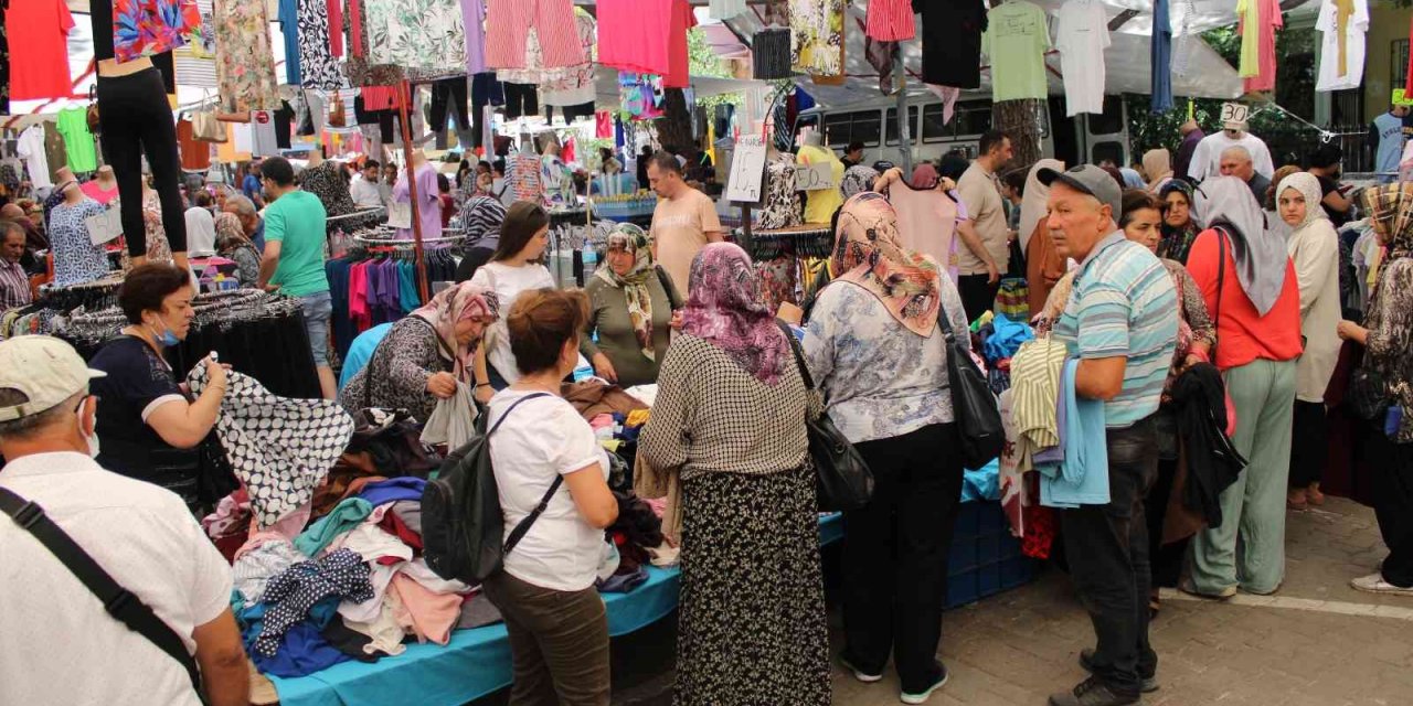 Kıyafet tezgahlarında yoğunluk yaşanıyor