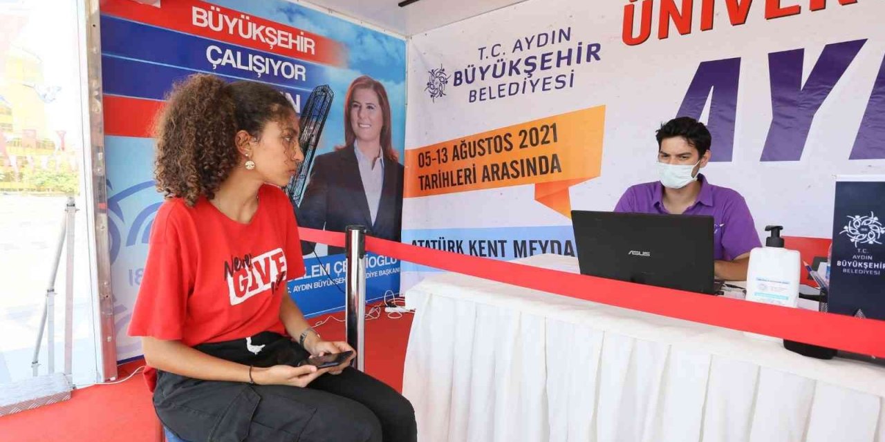 Tercih tırı gençler için kent meydanında yerini alıyor