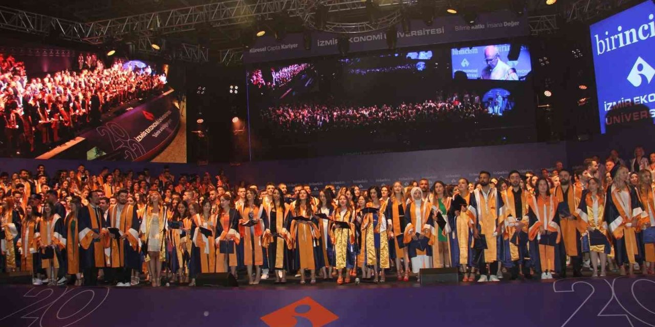 İzmir Ekonomi’de mezuniyet coşkusu