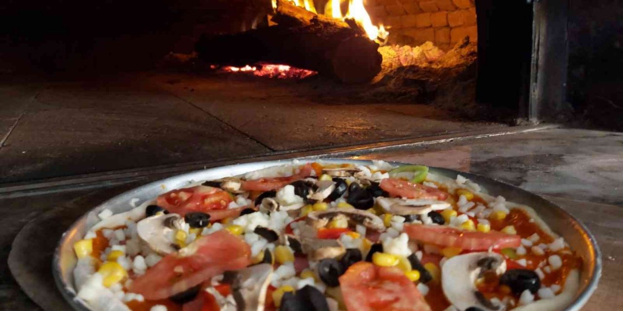 Uğur Usta, İtalyan pizzasını odun ateşinde farklı bir tat verdi