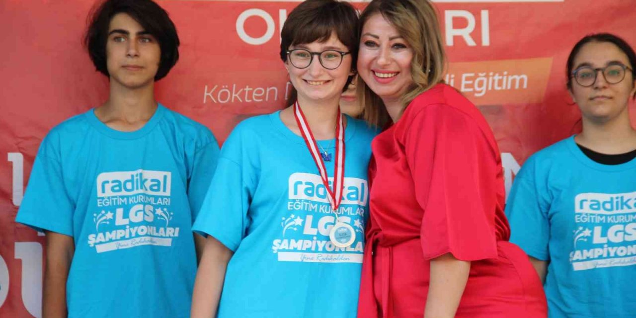 Radikal Eğitim Kurumları’nda LGS’de dereceye giren öğrencilere ödül