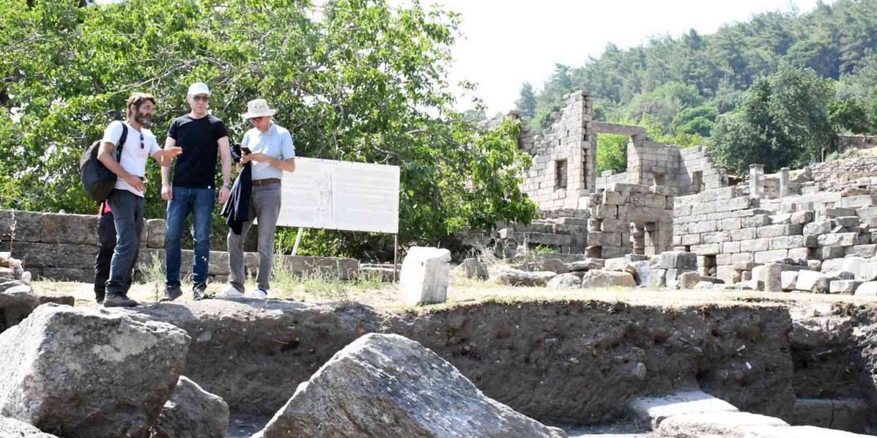 Kaymakam ve Büyükelçiden kazı ekibine ziyaret