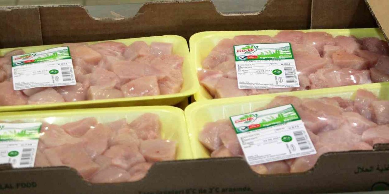 Yüksek teknolojiyle el değmeden işlenen tavuklar, güvenli bir şekilde sofralara ulaşıyor