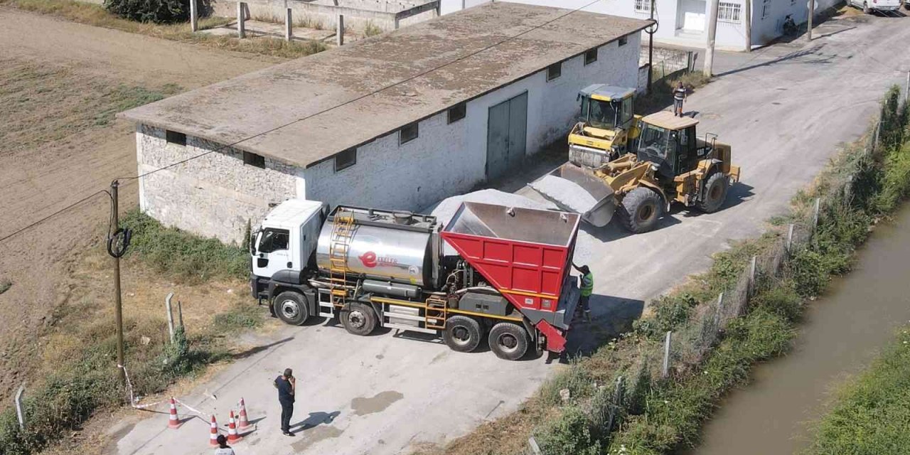 Efeler’de 15 yıllık yol sorunu asfalt aracıyla sona erdi
