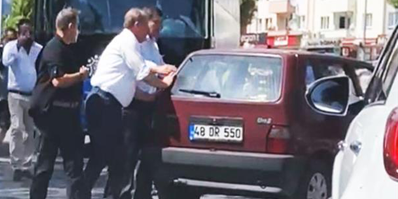 Muharrem İnce otobüsten inip araba itti