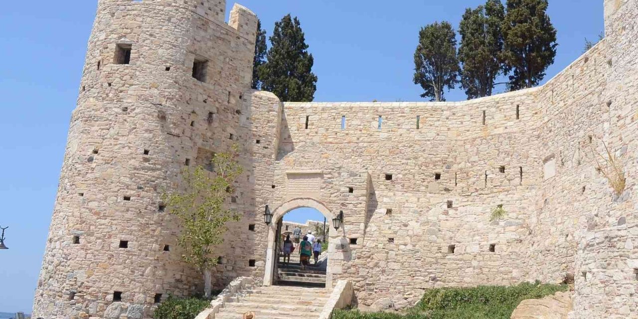 Kuşadası Güvercinada Kalesi’ni üç ayda 100 bin kişi ziyaret etti