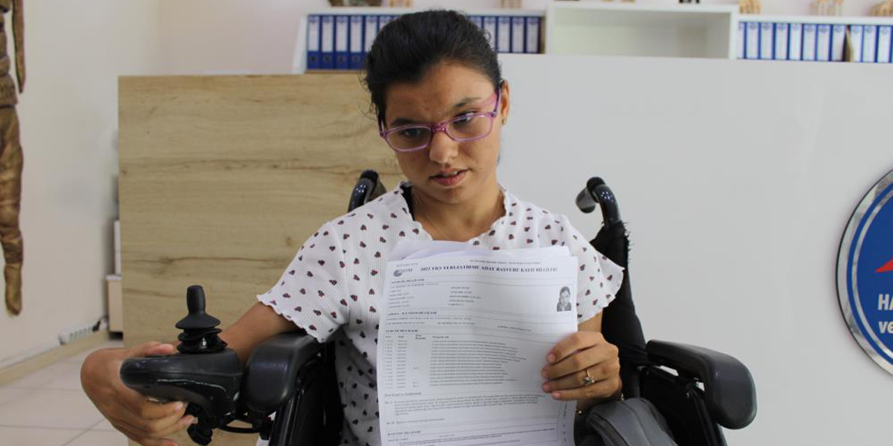 Serebral Palsi hastası İzel, okuma azmiyle örnek oluyor