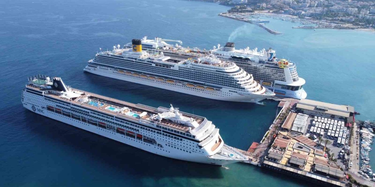 Kuşadası’na 3 dev gemi ile 8 bin 270 turist geldi