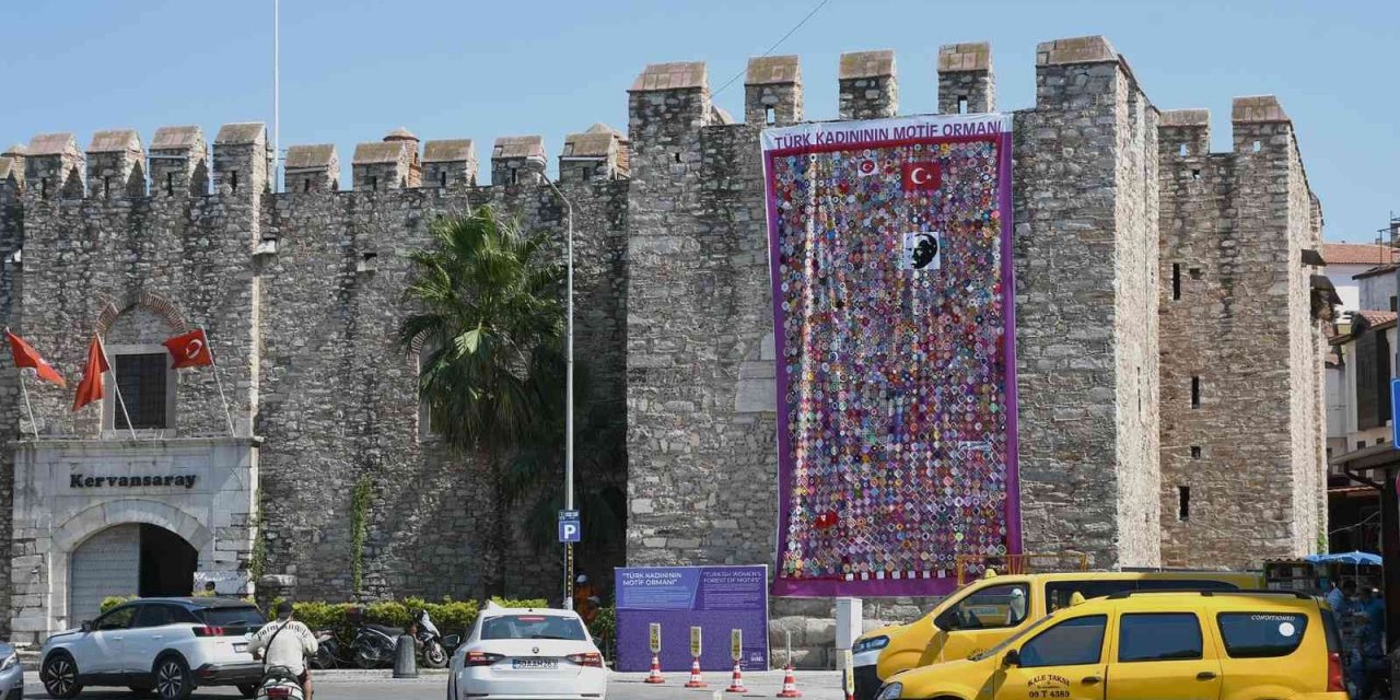 Türk kadınlarının motifleri tarihi kervansarayın duvarını süsledi