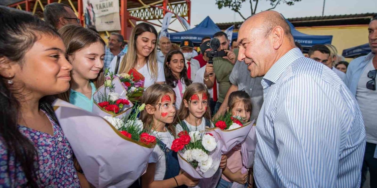 Başkan Soyer, Bayındır’daki çiftçi şenliğinde vatandaşlarla buluştu