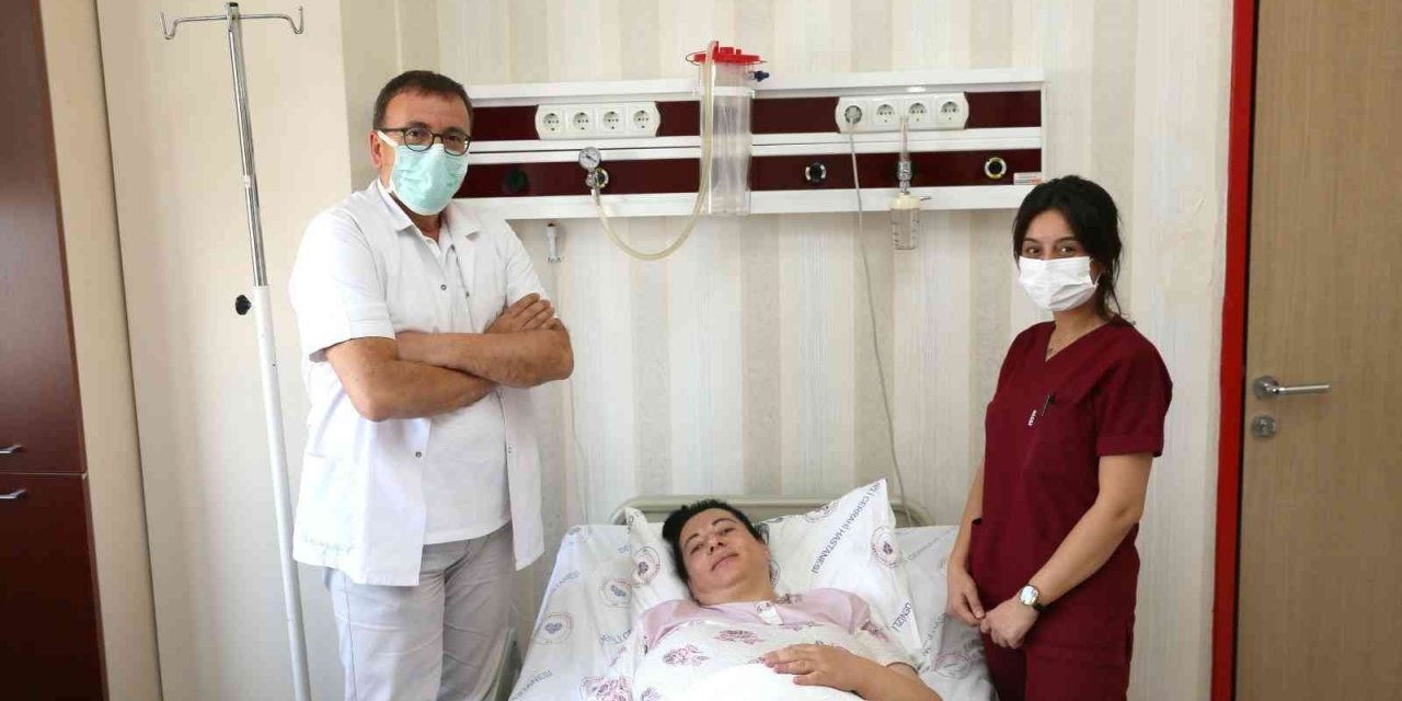 42 yaşında ilk gebeliğinde üçüz bebek dünyaya getirdi