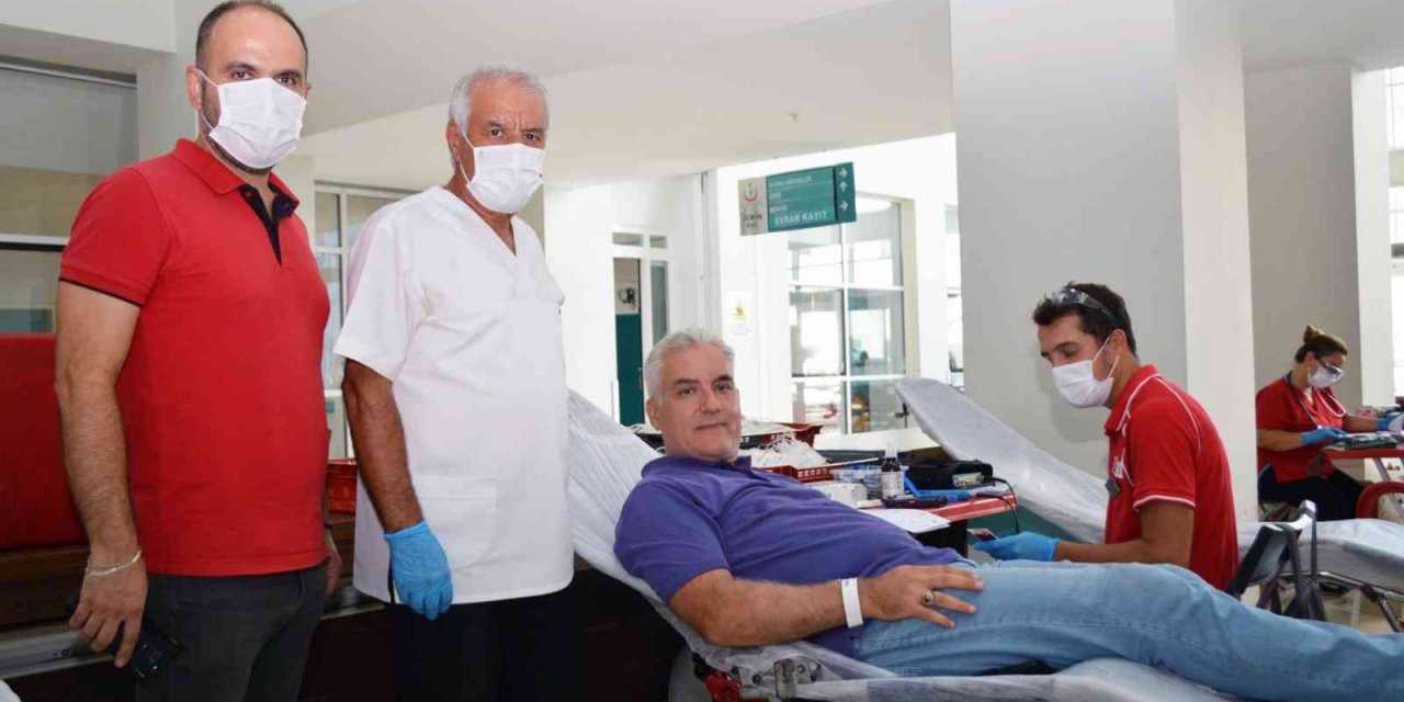 Sağlıkçılardan kan bağışı