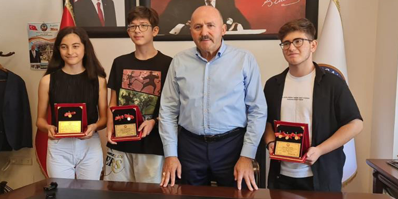 Başkan Ertürk, dereceye giren öğrencilerle buluştu