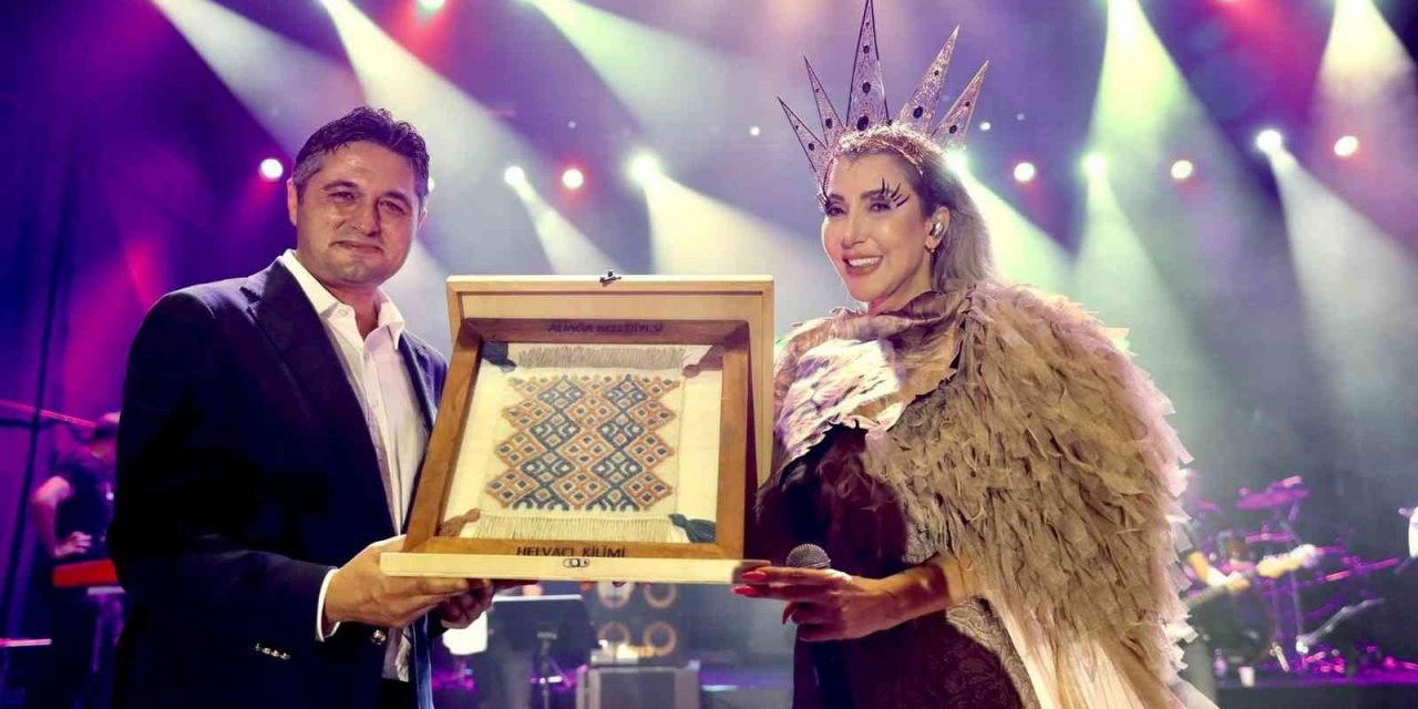 Hande Yener, Aliağa’yı salladı