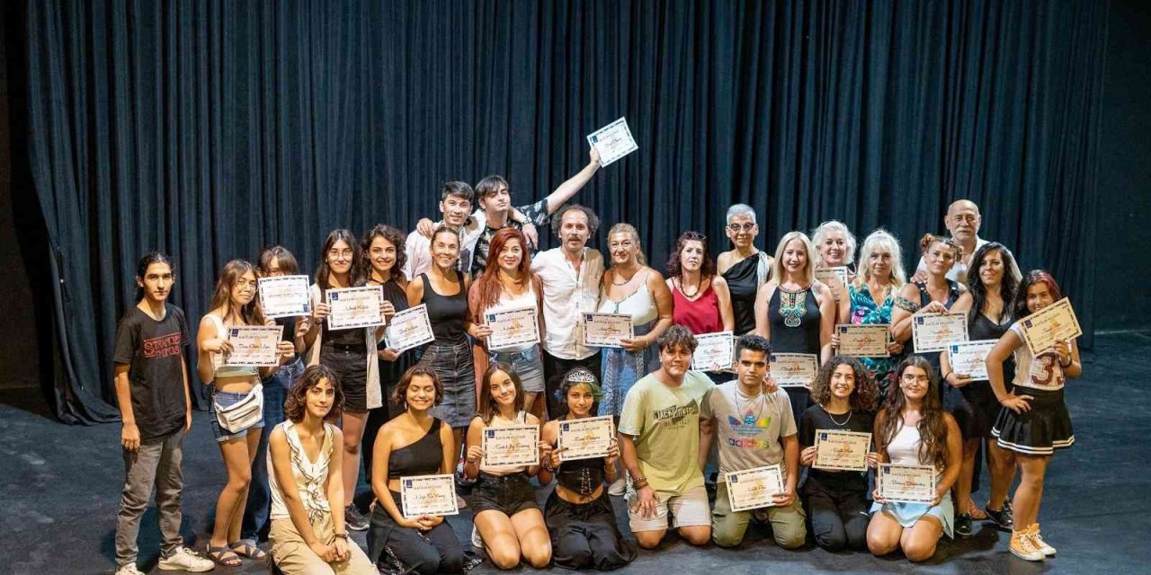 Kuşadası Belediye Tiyatrosu kursiyerleri katılım belgelerine kavuştu