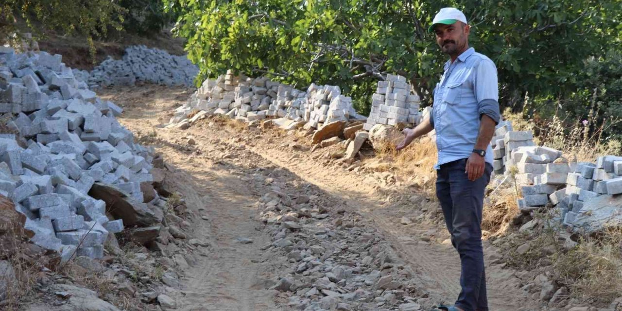 Şimşelli Mahallesinde hayati önem taşıyan yollar yenileniyor