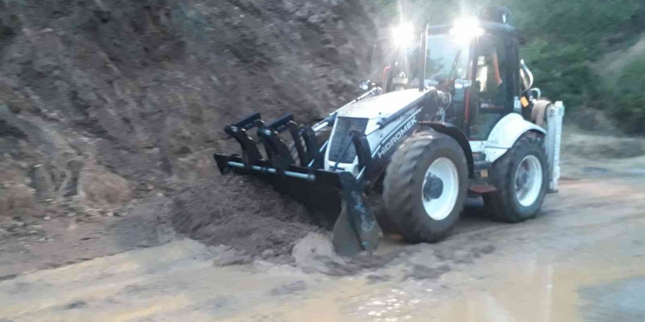 Aydın Büyükşehir Belediyesi sağanak yağış sonrası olumsuzluklara anında müdahale etti