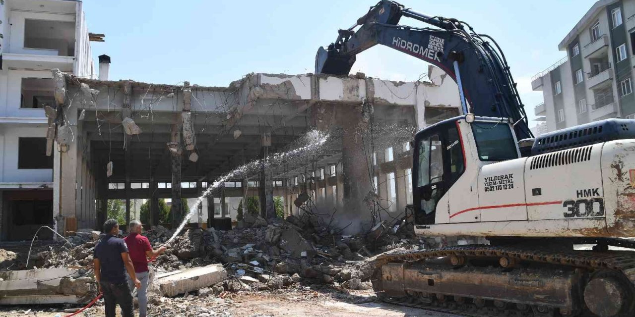 Söke’de öğretmenevi binasının yıkımına başlandı