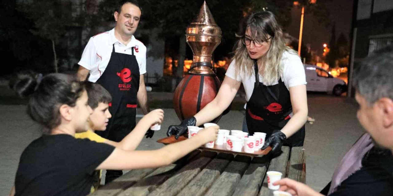 Efeler halkı Başkan Atay’ın ikramıyla serinledi