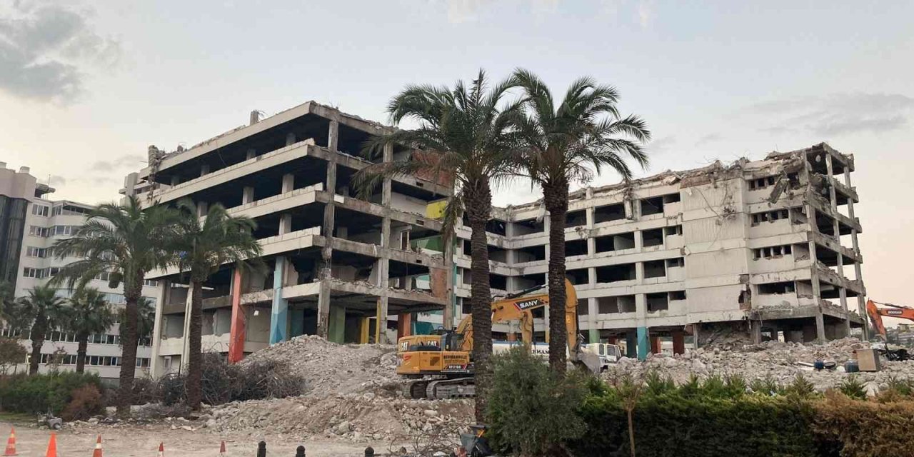 Çevreyi rahatsız etmemek için gece yıkılıyor