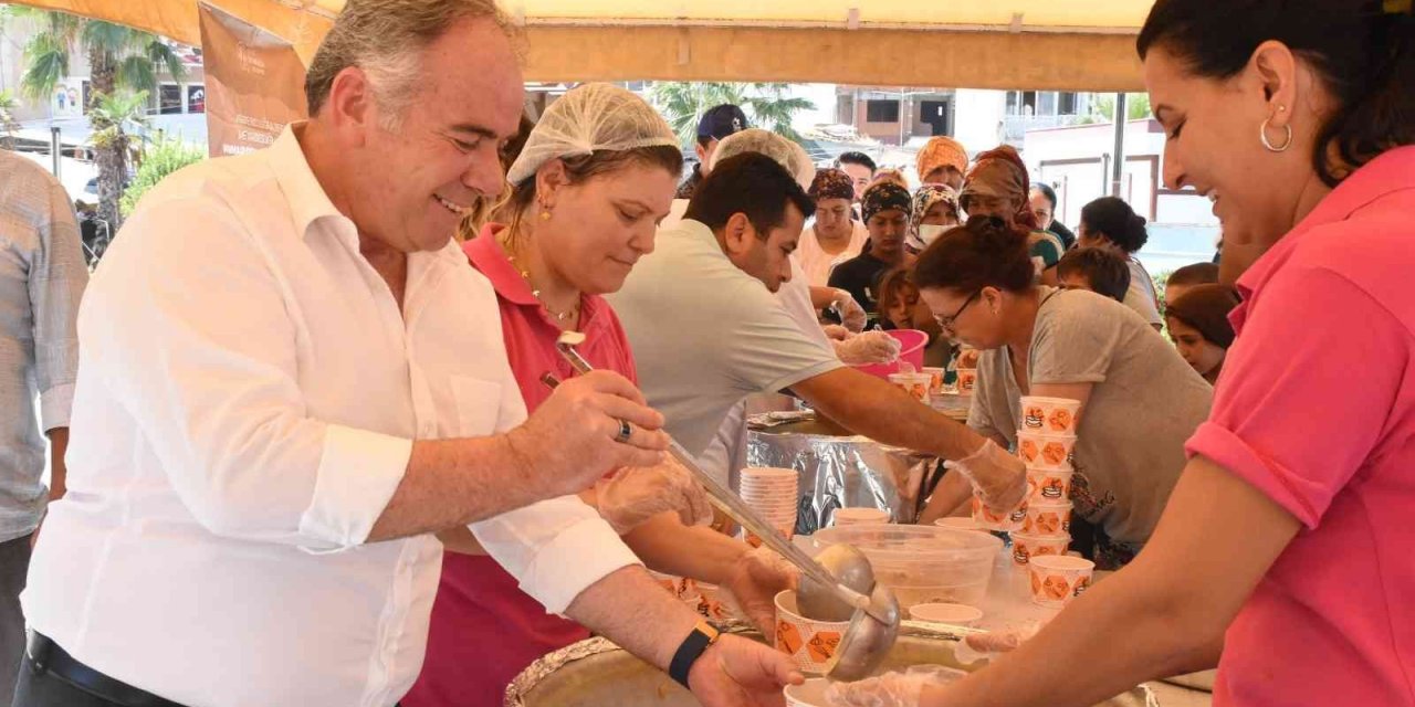 Başkan Öndeş, vatandaşlara aşure ikram etti
